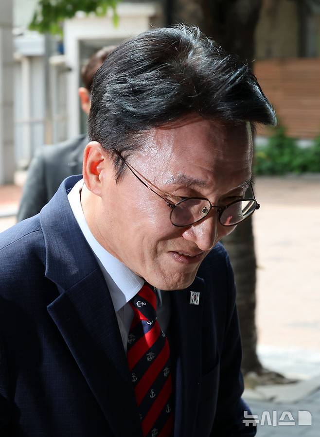 [서울=뉴시스] 배훈식 기자 = 김민석 국무총리 후보자가 13일 오전 서울 종로구 금융감독원 연수원에 마련된 인사청문회 준비사무실로 출근하고 있다. 2025.06.13. dahora83@newsis.com