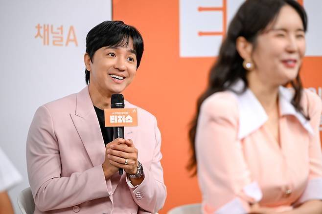 [서울=뉴시스] 반민심 사교육 카르텔 척결 특별조사 시민위원회(반민특위)는 현직 교사와 문항 거래 의혹을 받는 스타 영어강사 조정식(42)의 방송·학원업계 퇴출 운동에 나섰다.