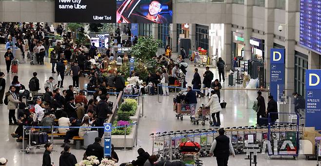 [인천공항=뉴시스] 추상철 기자 = 지난 1월31일 오후 인천국제공항 제1터미널 입국장이 설 명절 연휴 여행을 마치고 귀국한 여행객 등으로 붐비고 있다. 2025.01.31. scchoo@newsis.com