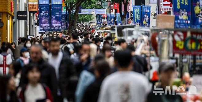 [서울=뉴시스] 정병혁 기자 = 5월 연휴 마지막 날인 지난달 6일 서울 중구 명동거리가 시민을 비롯한 관광객들로 붐비고 있다. 2025.05.06. jhope@newsis.com