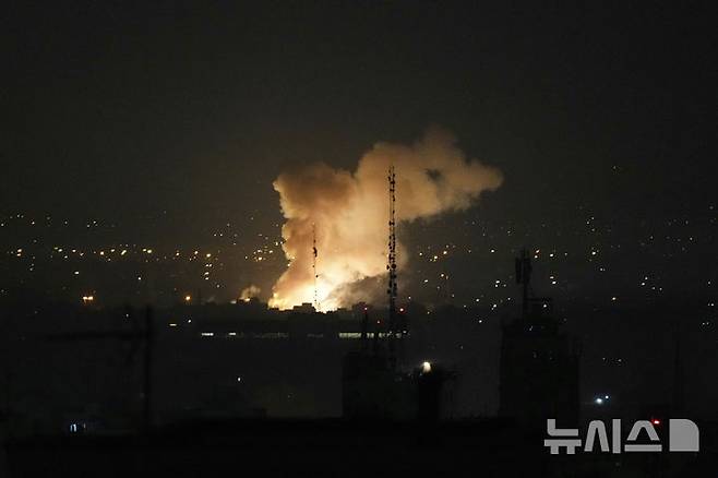 [테헤란=AP/뉴시스] 13일(현지 시간) 이란 테헤란에서 폭발이 발생한 직후 연기가 피어오르고 있다. 이스라엘방위군(IDF)은 성명을 통해 이스라엘이 이란의 핵·군 시설에 대한 선제타격을 개시했다고 밝혔다. 2025.06.13.