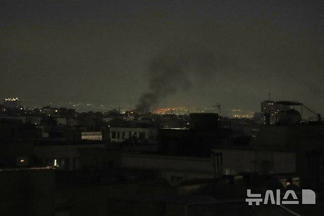 [테헤란=AP/뉴시스] 12일(현지 시간) CNN 보도에 따르면 크리스 머피 미국 민주당 상원의원은 X(구 트위터)를 통해 이스라엘의 이란 공격에 대해 "트럼프 행정부가 추진하는 미국-이란 핵협상을 분명히 방해하려는 의도에서 비롯된 것"이라고 주장했다. 사진은 13일(현지 시간) 이란 테헤란에서 검은 연기가 치솟고 있는 모습. 2025.06.13.