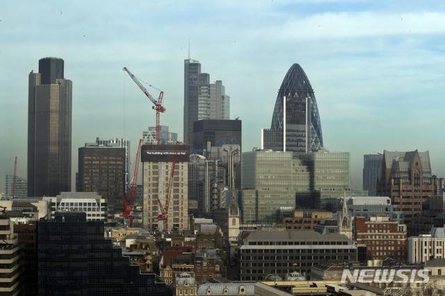 [런던=AP/뉴시스] 영국 런던에 있는 금융지구 전경. 자료사진. 2025.06.13