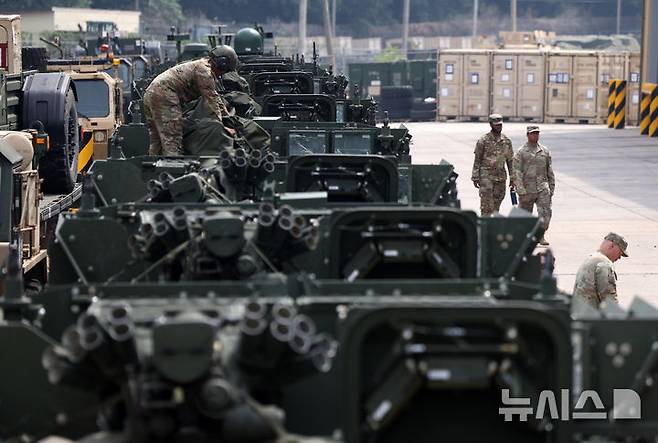 [동두천=뉴시스] 김명년 기자 = 13일 오전 경기 동두천시 캠프케이시에서 새로운 부대와 교대해 본국으로 귀환하는 주한미군 제2보병사단 제1스트라이커여단 장병들이 스트라이커 장갑차를 수송 전 최종점검하고 있다. 2025.06.13. kmn@newsis.com