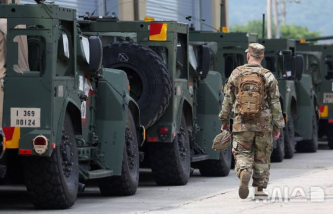 [동두천=뉴시스] 김명년 기자 = 13일 오전 경기 동두천시 캠프케이시에서 새로운 부대와 교대해 본국으로 귀환하는 주한미군 제2보병사단 제1스트라이커여단 장병이 배낭을 메고 이동하고 있다. 2025.06.13. kmn@newsis.com