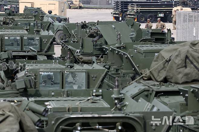 [동두천=뉴시스] 김명년 기자 = 13일 오전 경기 동두천시 캠프케이시에서 새로운 부대와 교대해 본국으로 귀환하는 주한미군 제2보병사단 제1스트라이커여단 장갑차들이 대기하고 있다. 2025.06.13. kmn@newsis.com