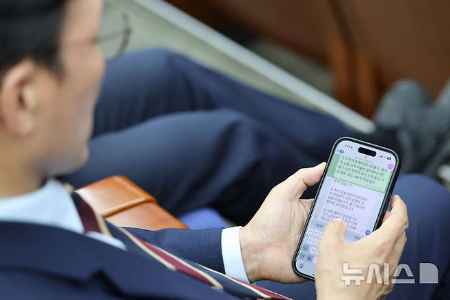 [서울=뉴시스] 권창회 기자 = 김민석 국무총리 후보자가 13일 서울 여의도 국회에서 열린 제2기 원내대표 선출 의원총회에 참석해 최근 의혹 관련 글을 작성하고 있다. 2025.06.13. kch0523@newsis.com