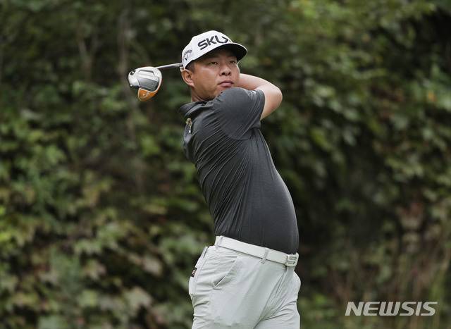 [서울=뉴시스] 박미소 기자 = 8일 경기 파주 서원밸리CC에서 열린 LG SIGNATURE 플레이어스 챔피언십 FR에서 맹동섭이 15번홀에서 드라이버 티샷을 날리고 있다. (사진=KPGA 제공) 2020.11.08.  photo@newsis.com