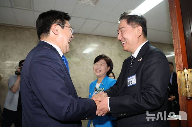 [서울=뉴시스] 권창회 기자 = 서영교 더불어민주당 원내대표 후보와 김병기 원내대표 후보가 13일 서울 여의도 국회에서 열린 제2기 원내대표 선출 의원총회에서 박찬대 원내대표와 인사하고 있다. 2025.06.13. kch0523@newsis.com