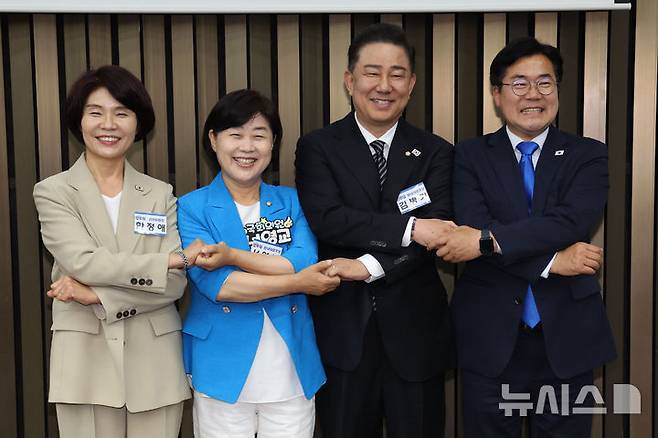 [서울=뉴시스] 권창회 기자 = 한정애(왼쪽부터) 더불어민주당 선관위원장, 서영교, 김병기 원내대표 후보, 박찬대 원내대표가 13일 서울 여의도 국회에서 열린 제2기 원내대표 선출 의원총회에서 기념촬영을 하고 있다. 2025.06.13. kch0523@newsis.com