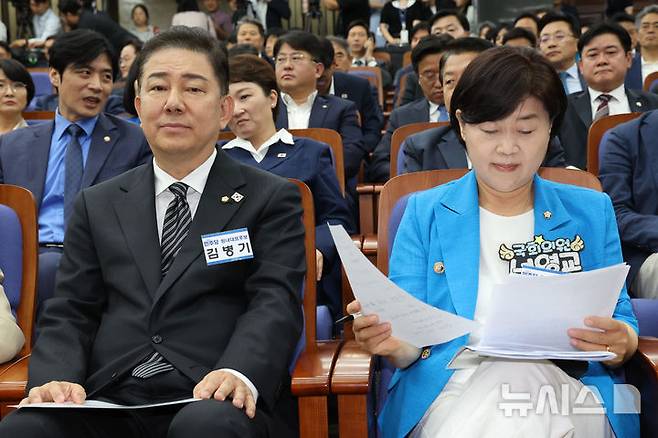 [서울=뉴시스] 권창회 기자 = 서영교, 김병기 원내대표 후보가 13일 서울 여의도 국회에서 열린 제2기 원내대표 선출 의원총회에 참석해 자료를 살펴보고 있다. 2025.06.13. kch0523@newsis.com