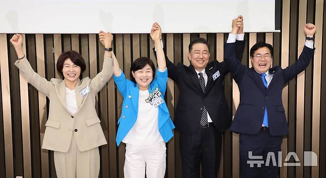 [서울=뉴시스] 권창회 기자 = 한정애(왼쪽부터) 더불어민주당 선관위원장, 서영교, 김병기 원내대표 후보, 박찬대 원내대표가 13일 서울 여의도 국회에서 열린 제2기 원내대표 선출 의원총회에서 기념촬영을 하고 있다. 2025.06.13. kch0523@newsis.com