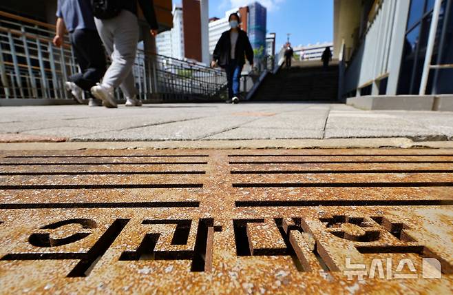 [서울=뉴시스] 황준선 기자 = 지난달 7일 서울 시내 한 의과대학에서 시민들이 이동하는 모습2025.05.07. hwang@newsis.com