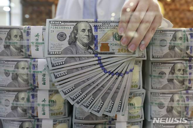 [서울=뉴시스]이스라엘이 이란 핵·군사시설을 전격 공습한 가운데 미국 국채 수익률이 한 달 만에 최저치를 기록했다. 사진은 10일 서울 중구 하나은행 위변조대응센터에서 직원이 달러를 정리하는 모습. 2023.10.10. photocdj@newsis.com