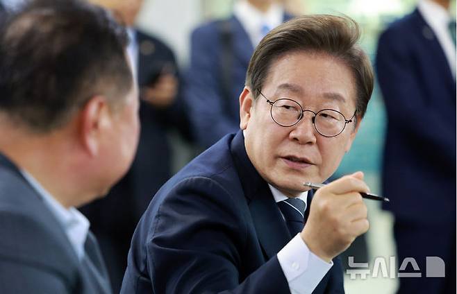 [파주=뉴시스] 고범준 기자 = 이재명 대통령이 13일 경기도 파주시 장단면 행정복지센터에서 열린 주민 간담회에서 발언하고 있다. 2025.06.13. bjko@newsis.com