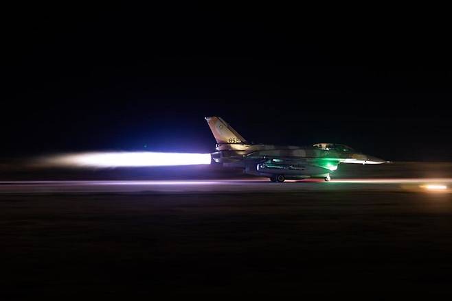 [서울=뉴시스]이스라엘이 13일(현지 시간) 이란 전역을 겨냥한 선제 공습에 나선 가운데, 전체 보유 전투기의 약 60%에 해당하는 200여 대의 전투기를 투입한 것으로 알려졌다. 이란 공격 앞두고 이륙하는 이스라엘 전투기들. <사진출처: 이스라엘군 페이스북> 2025.06.13