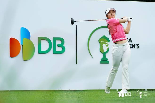 [서울=뉴시스] 유현조가  13일 충북 음성군 레인보우힐스 컨트리클럽(파72)에서 열린 DB그룹 제39회 한국여자오픈골프선수권대회 2라운드 14번 홀에서 티샷을 하고 있다. (사진=대한골프협회 제공) 2025.06.13. *재판매 및 DB 금지