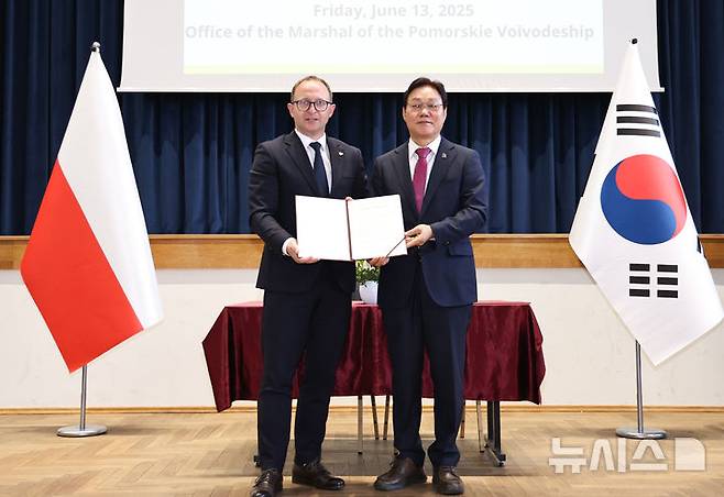 [폴란드=뉴시스]13일 오전(현지시각) 폴란드 포모르스키에주를 공식 방문한 박완수(오른쪽) 경남도지사가 마르친 스퀴에라프스키 부총리와 양 지역 간 교류협력 강화를 위한 협의서를 체결한 후 기념촬영하고 있다.(사진=경남도 제공) 2025.06.13. photo@newsis.com