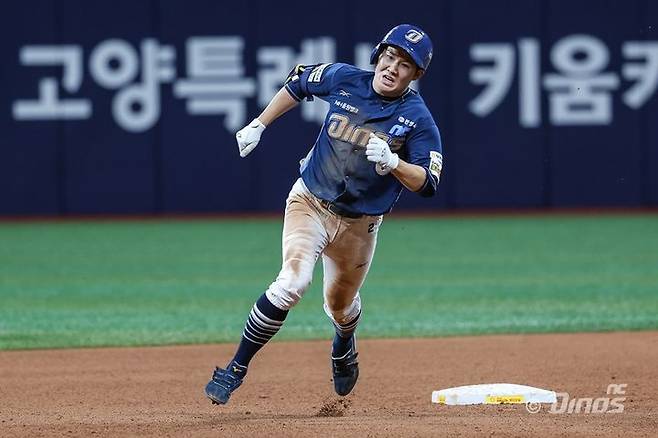 [서울=뉴시스] 프로야구 NC 다이노스 박민우가 11일 서울 고척스카이돔에서 열린 2025 신한 쏠뱅크 KBO리그 키움 히어로즈와의 경기에서 안타를 친 뒤 베이스를 돌고 있다. (사진=NC 다이노스 제공) 2025.06.11. *재판매 및 DB 금지