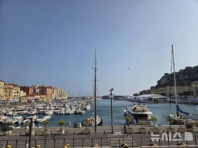 [니스=뉴시스] 지난 9일(현지 시간) 프랑스 남부 니스 항구에 제3차 유엔 해양총회 본회의장이 설치된 모습. 총회는 13일 공식 폐막했다. 한국은 칠레와 차기 총회 공동 유치를 타진하고 있다. 2025.06.13. hey1@newsis.com