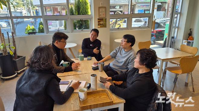 회의하고 있는 생태교통시민연대. 시민연대 제공