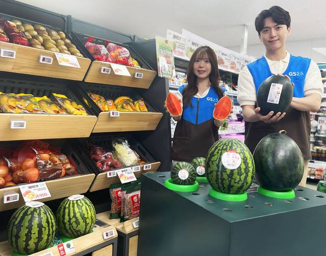 GS25에서 판매되는 다양한 품종·중량의 수박들. GS리테일