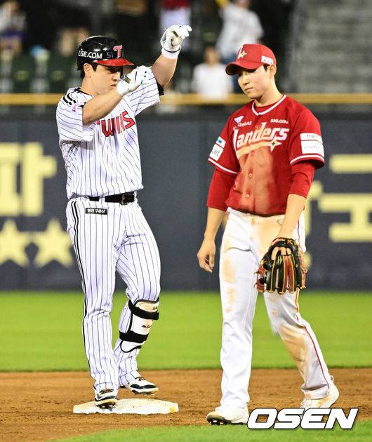 [OSEN=잠실, 지형준 기자] 12일 오후 서울 잠실구장에서 ‘2025 신한 SOL Bank KBO리그’ LG 트윈스와 SSG 랜더스의 경기가 열렸다.LG는 치리노스, SSG는 전영준을 선발로 내세웠다5회말 2사 1,3루에서 LG 박동원이 역전 2타점 적시 2루타를 날리며 기뻐하고 있다. 2025.06.12 /jpnews@osen.co.kr