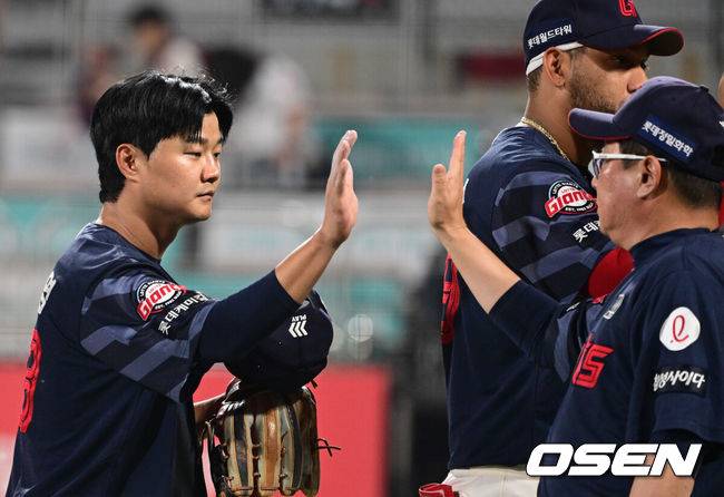 [OSEN=수원, 조은정 기자]1롯데가 선발 조기강판, 마무리 블론세이브 등 각종 변수를 딛고 연장 접전 끝 승리를 쟁취했다.프로야구 롯데 자이언츠는 12일 수원KT위즈파크에서 열린 2025 신한 SOL뱅크 KBO리그 KT 위즈와의 시즌 9차전에서 연장 접전 끝 12-7로 승리했다.롯데 손호영이 김태형 감독과 하이파이브를 하고 있다. 2025.06.12 /cej@osen.co.kr