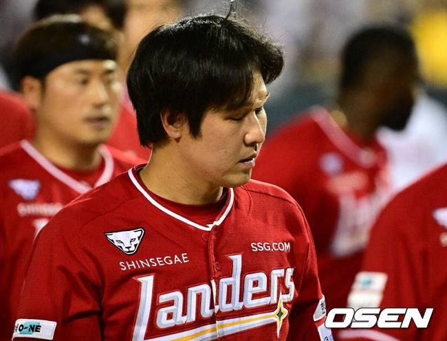 [OSEN=잠실, 지형준 기자] 프로야구 LG 트윈스가&nbsp;SSG 랜더스 상대로 이틀 연속 역전승을 거두며 1위 자리를 지켰다.&nbsp;LG는 12일 서울 잠실구장에서 열린 2025 KBO리그&nbsp;SSG와 시즌 12차전 맞대결에서 7-4로 승리했다. LG는 2위 한화와 승차를 0.5경기 차이로 1위를 지켜냈다.&nbsp;박동원이 대타로 나와 2타점 역전 결승 2루타로 해결사가 됐다.&nbsp;선발 투수 치리노스는 5⅔이닝 9피안타 2볼넷 5탈삼진 4실점으로 승리 투수가 됐다. 시즌 7승째를 기록했다.경기를 마치고 SSG 최정이 패배를 아쉬워하고 있다. 2025.06.12 /jpnews@osen.co.kr