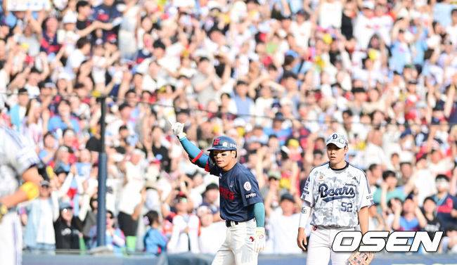[OSEN=잠실, 박준형 기자] 7일 오후 서울 잠실구장에서 ‘2025 신한 SOL BANK KBO리그’ 두산 베어스와 롯데 자이언츠의 경기가 진행됐다.이날 두산은 최승용을 롯데는 이민석을 선발투수로 내세웠다.3회초 1사 3루 롯데 장두성이 역전 1타점 적시 3루타를 날린뒤 세리머니를 하고 있다   2025.06.07 / soul1014@osen.co.kr