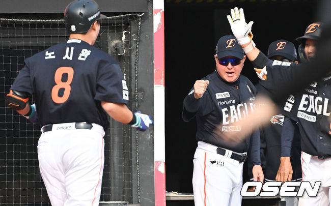 [OSEN=수원, 박준형 기자] 9회초 한화 김경문 감독(오른쪽)이 동점 솔로홈런을 날린 노시환을 축하해주고 있다.  2025.03.23 / soul1014@osen.co.kr