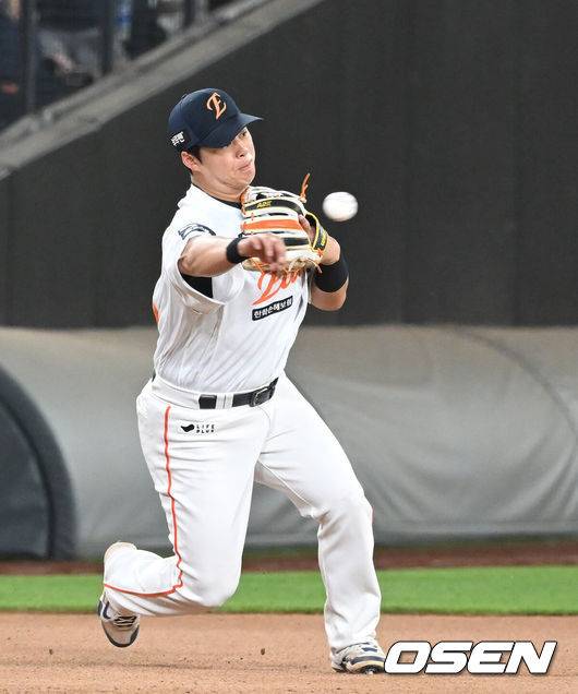 [OSEN=대전, 김성락 기자] 8회초 무사 1루 KT 허경민의 병살타 때 한화 3루수 노시환이 2루로 타구를 송구하고 있다. 2025.06.04 / ksl0919@osen.co.kr