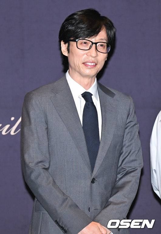 [OSEN=박준형 기자] 가수 이승기와 배우 이다인의 결혼식이 7일 서울 강남구 삼성동 그랜드 인터컨티넨탈 서울 파르나스 호텔에서 진행됐다.이승기 씨와 이다인 씨는 지난 2021년 연인 관계임을 인정하고 공개 열애를 시작했다. 이날 결혼식에는 가수 이적이 축가를 부를 예정이며, 배우 손지창이 두 사람의 결혼식을 총괄 진행한다.유재석이 포토월에서 포즈를 취하고 있다.  2023.04.07 / soul1014@osen.co.kr