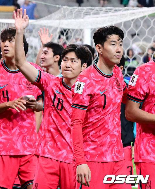 [OSEN=서울월드컵경기장, 지형준 기자] 대한민국 대표팀이 무려 15년 만에 패배 없이 최종예선을 마무리했다.&nbsp;홍명보 감독이 이끄는 대한민국&nbsp;축구 국가대표팀은 10일 서울월드컵경기장에서 열린&nbsp;2026 국제축구연맹(FIFA) 북중미 월드컵 아시아지역 최종예선 3차 예선 B조 10차전에서 쿠웨이트와 맞붙어 4-0으로 대승했다.이번 승리로 한국은 승점 22점(6승 4무)을 만들면서 패배 없이 최종예선을 마쳤다.경기를 마치고 축구대표팀 이강인, 손흥민이 팬들에게 인사를 하고 있다. 2025.06.10 /jpnews@osen.co.kr