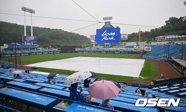 [OSEN=대구, 이석우 기자] 13일 대구삼성라이온즈파크에서 2025 신한 SOL 뱅크 KBO 리그 삼성 라이온즈와 KT 위즈의 경기가 열린다. 홈팀 삼성은 황동재가, 방문팀 KT는 고영표가 선발 출전한다. 삼성라이온즈파크를 찾은 팬들이 비오는 경기장을 바라보고 있다. 2025.06.13 / foto0307@osen.co.kr