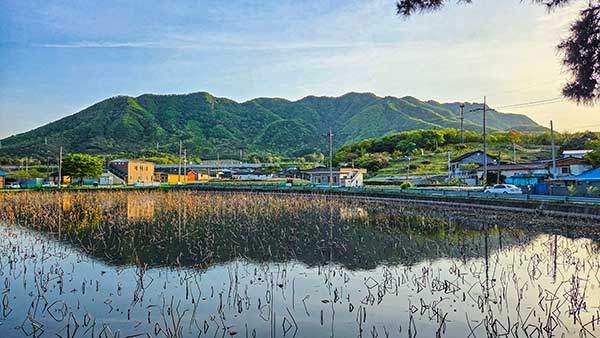 오봉산과 여근곡(가운데).