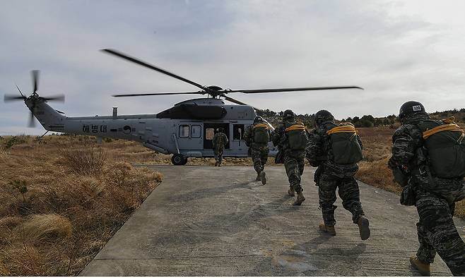 경북 포항 공정훈련장에서 해병대 교육훈련단 공수기본 266차 교육생들이 강하훈련을 하기 위해 마린온 상륙기동헬기에 탑승하고&nbsp;있다. 세계일보 자료사진