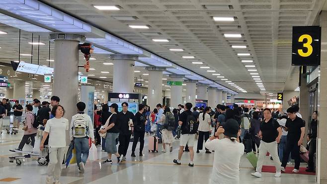 13일 제주도를 찾는 국내외 관광객이 급증하면서 제주공항이 붐비고 있다. 사진=박연직 기자