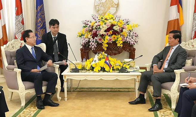 김영록 전남도지사가&nbsp;12일(현지 시간)&nbsp;프놈펜 시청에서 쿠옹 스렝 프놈펜 시장과 관광·문화·경제 등 다양한 분야의 교류·협력 강화 방안 등에 대해 논의하고 있다. 전남도 제공