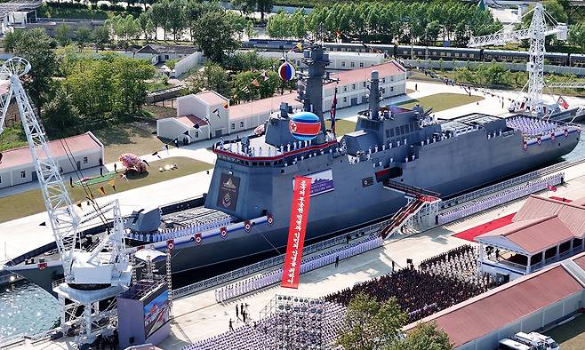 북한이 지난 12일 라진조선소에서 새로 건조한 해군 구축함을 '강건호'로 명명하고 진수기념식을 개최했다고 조선중앙통신이 13일 보도했다. 평양=조선중앙통신·연합뉴스