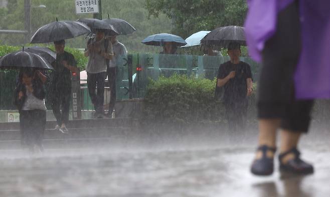 서울 중구 세종대로 사거리에서 우산을 쓴 시민들이 발걸음을 재촉하고 있는 모습. 뉴시스