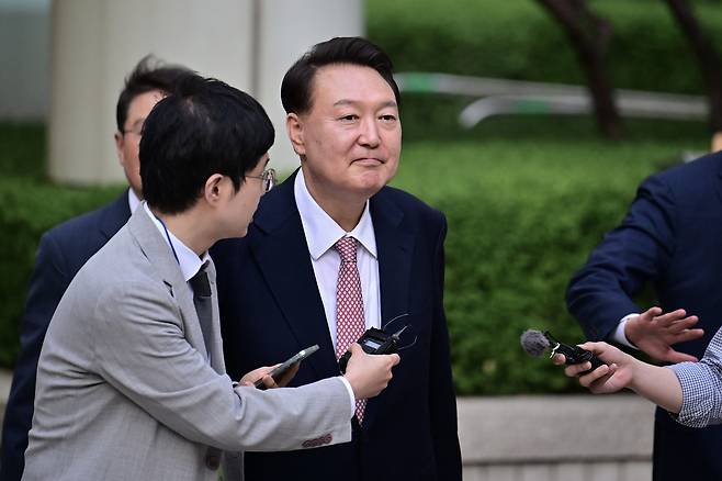 윤석열 전 대통령이 9일 오후 서울 서초구 중앙지방법원에서 열린 내란 우두머리 혐의, 직권남용 권리행사방해 혐의 사건 6차 공판을 마친 후 취재진의 질문을 받으며 법원을 나서고 있다. 사진공동취재단