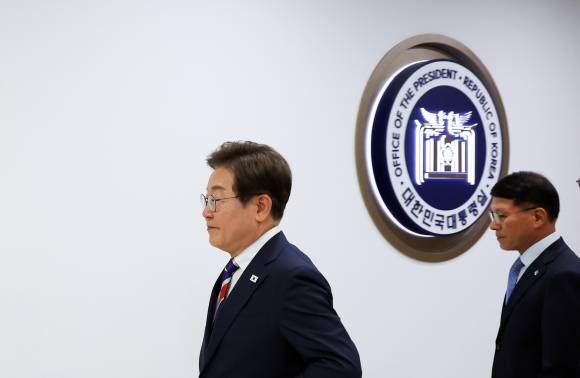 이재명 대통령이 11일 서울 용산 대통령실 기자식당에서 식사를 마친 뒤 이동하고 있다. 오른쪽은 황인권 대통령경호처장. 뉴시스