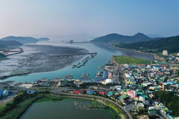 ‘장흥 문학의 자궁’이라 불리는 회진면 일대 모습. 고금의 수많은 문인들에게 깊은 문학적 영감을 안겨 준 곳이다. 바닷물과 민물이 만나는 기수역으로, 사실상 남도의 끝자락이다.