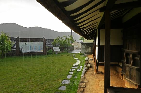 소나기가 내리는 이청준 생가. 비 피하는 데는 역시 시골집의 툇마루가 최고다.