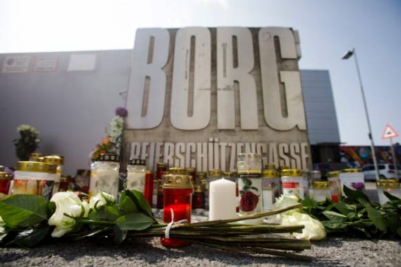 희생자를 추모하는 시민들이 놓아둔 꽃과 촛불. AFP 연합뉴스