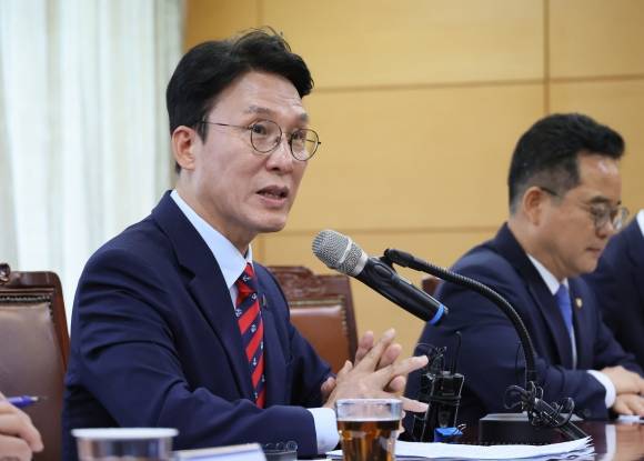 김민석 총리 후보자, 밥상물가 안정을 위한 경청 간담회 - 김민석 국무총리 후보자가 13일 서울 종로구 통의동 금융감독연수원에 마련된 청문회 준비단 사무실에서 열린 밥상물가 안정을 위한 경청 간담회에서 발언하고 있다. 2025.6.13 연합뉴스