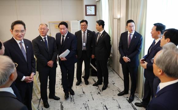 대통령 간담회 참석한 기업 총수들 - 서울 용산 대통령실에서 이재명 대통령 주재로 열린 6경제단체·기업인 간담회에 참석한 경제단체장, 기업총수, 장관들이 대화하고 있다. 왼쪽부터 세 번째부터 이재용 삼성전자 회장, 정의선 현대차 그룹 회장, 최태원 SK그룹 회장 겸 대한상공회의소 회장, 김병환 금융위원장, 안덕근 산업통상자원부 장관, 구광모 LG그룹 회장. 연합뉴스