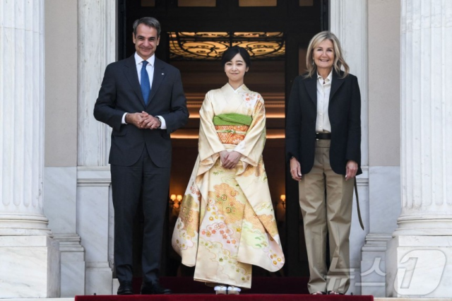 가코 일본 공주가 지난해 5월 28일(현지 시간) 아테네의 총리 관저에 도착해 키리아코스 미초타키스 그리스 총리 부부와 포즈를 취하고 있다. 뉴스1