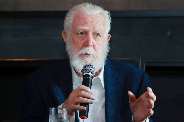 세계적인 설치미술가 제임스 터렐이 11일 서울 용산구 페이스갤러리에서 열린 개인전 '더 리턴(The Return)' 간담회에서 인사말을 하고 있다. 연합뉴스